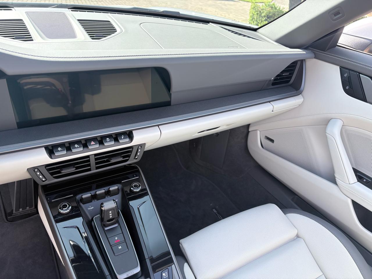 Porsche 911 Carrera Cabriolet 2025
