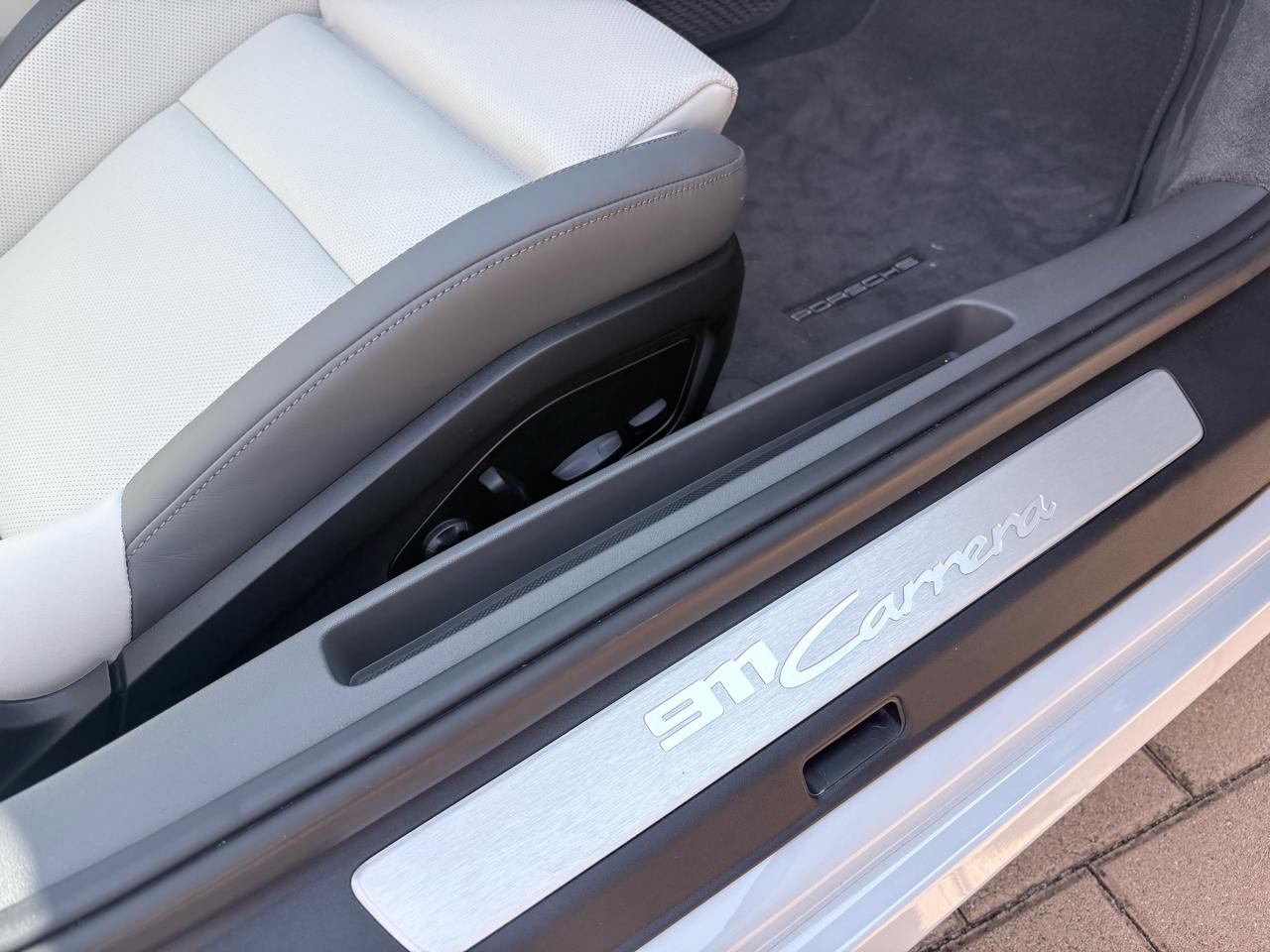 Porsche 911 Carrera Cabriolet 2025