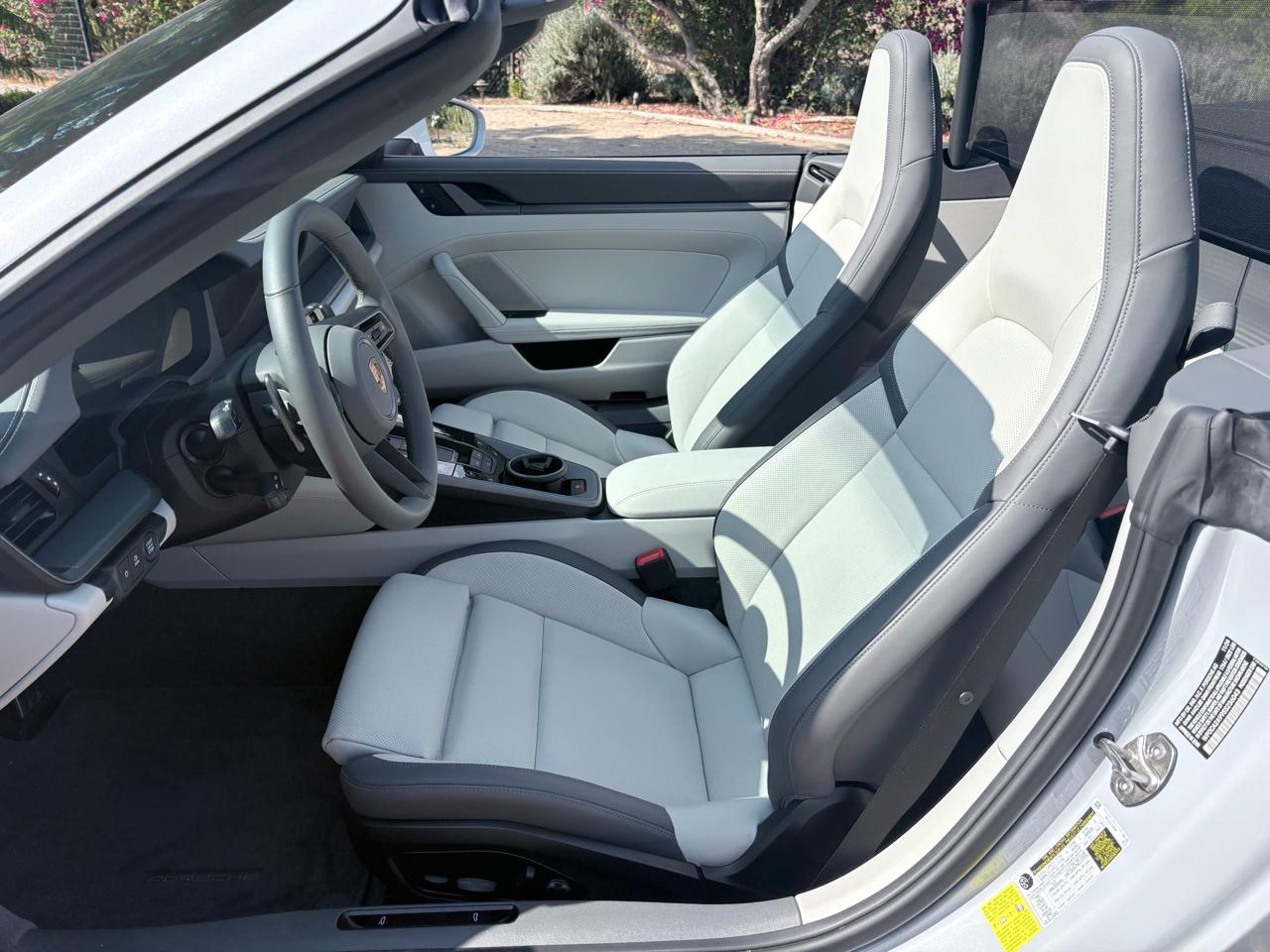 Porsche 911 Carrera Cabriolet 2025