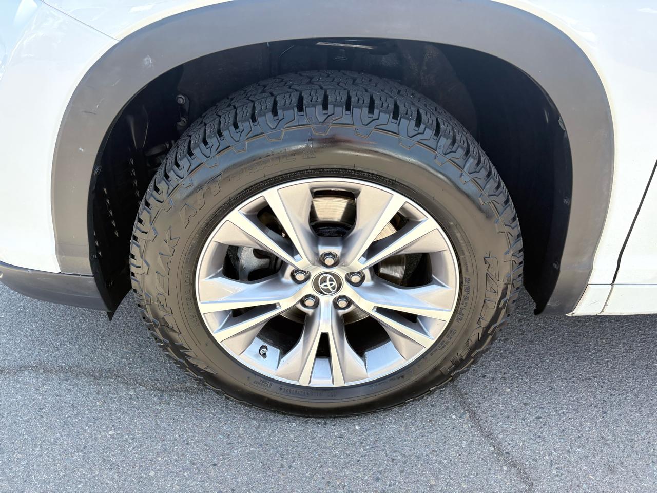Toyota Highlander FWD 4dr V6 LE Plus (Natl) 2016