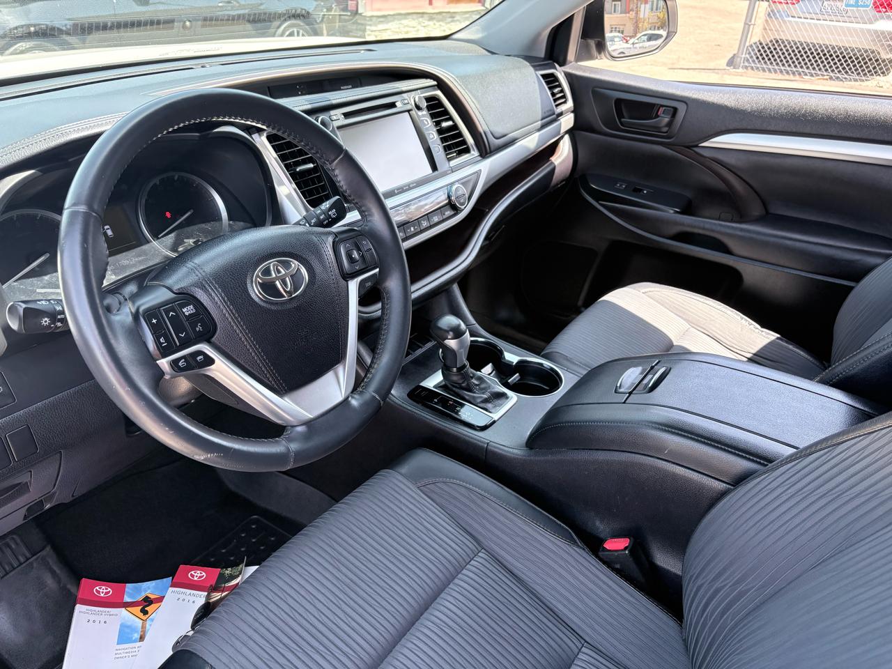 Toyota Highlander FWD 4dr V6 LE Plus (Natl) 2016