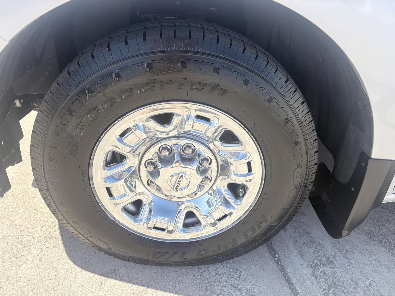 Nissan NVP 3500 V8 SL 2015