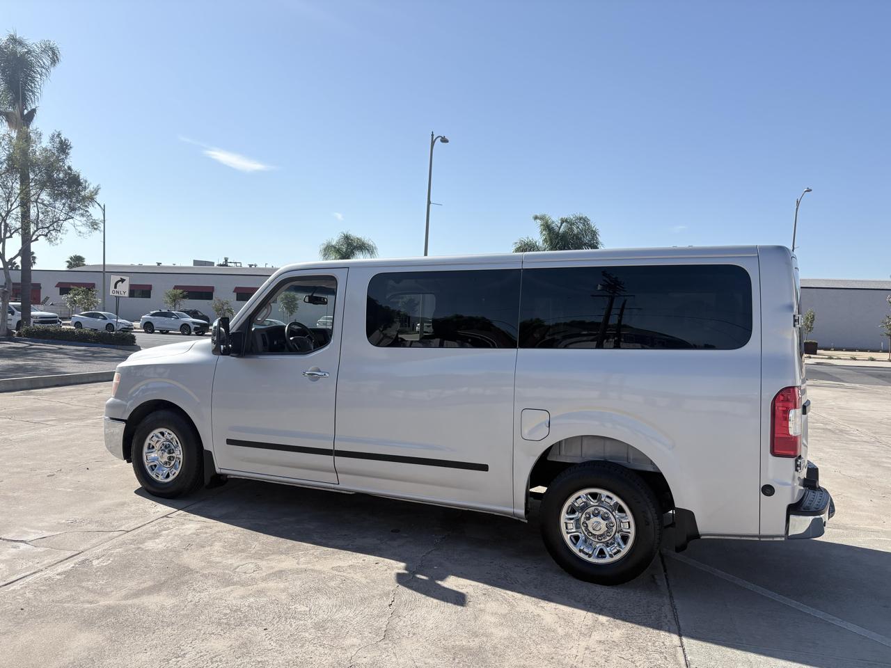 Nissan NVP 3500 V8 SL 2015