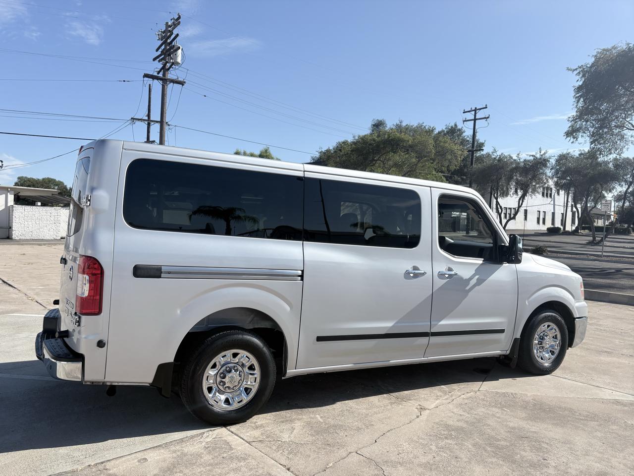 Nissan NVP 3500 V8 SL 2015