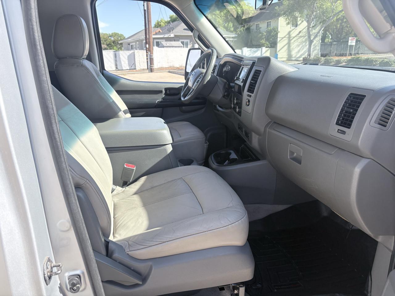 Nissan NVP 3500 V8 SL 2015