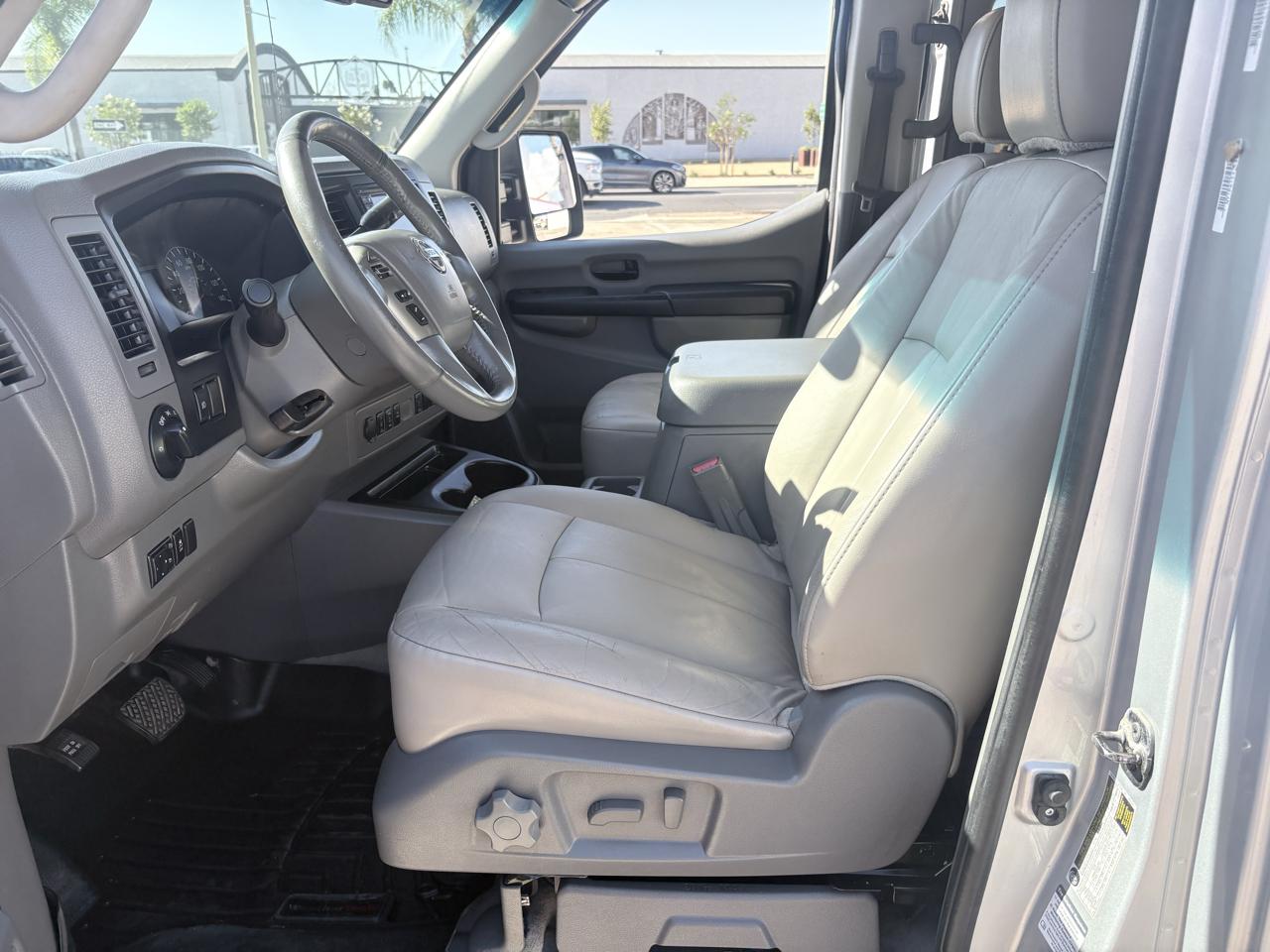 Nissan NVP 3500 V8 SL 2015