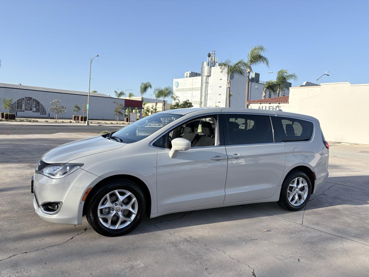 Chrysler Pacifica Touring FWD 2020