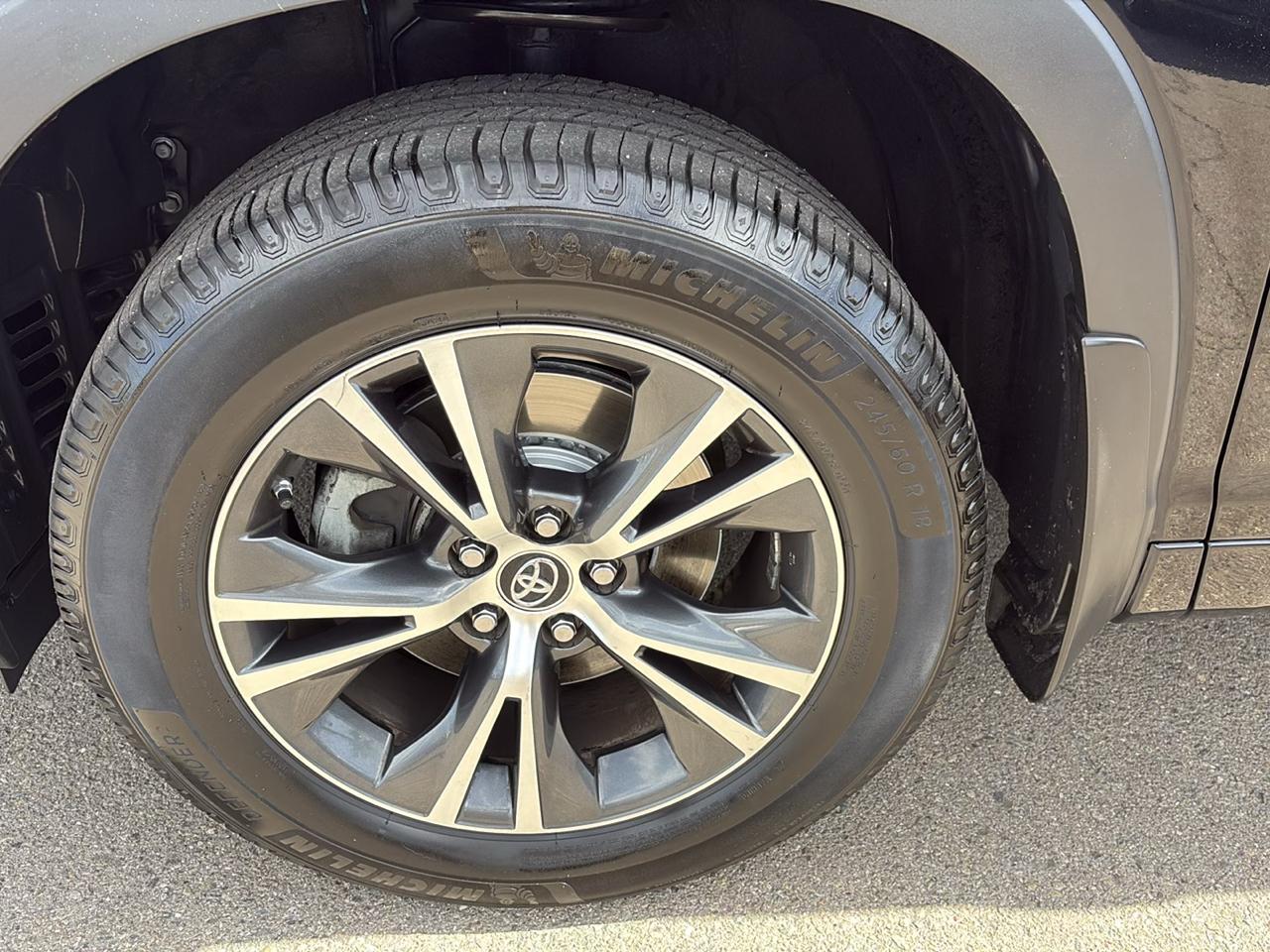Toyota Highlander LE V6 FWD (Natl) 2017