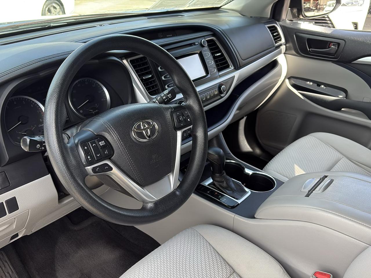Toyota Highlander LE V6 FWD (Natl) 2017
