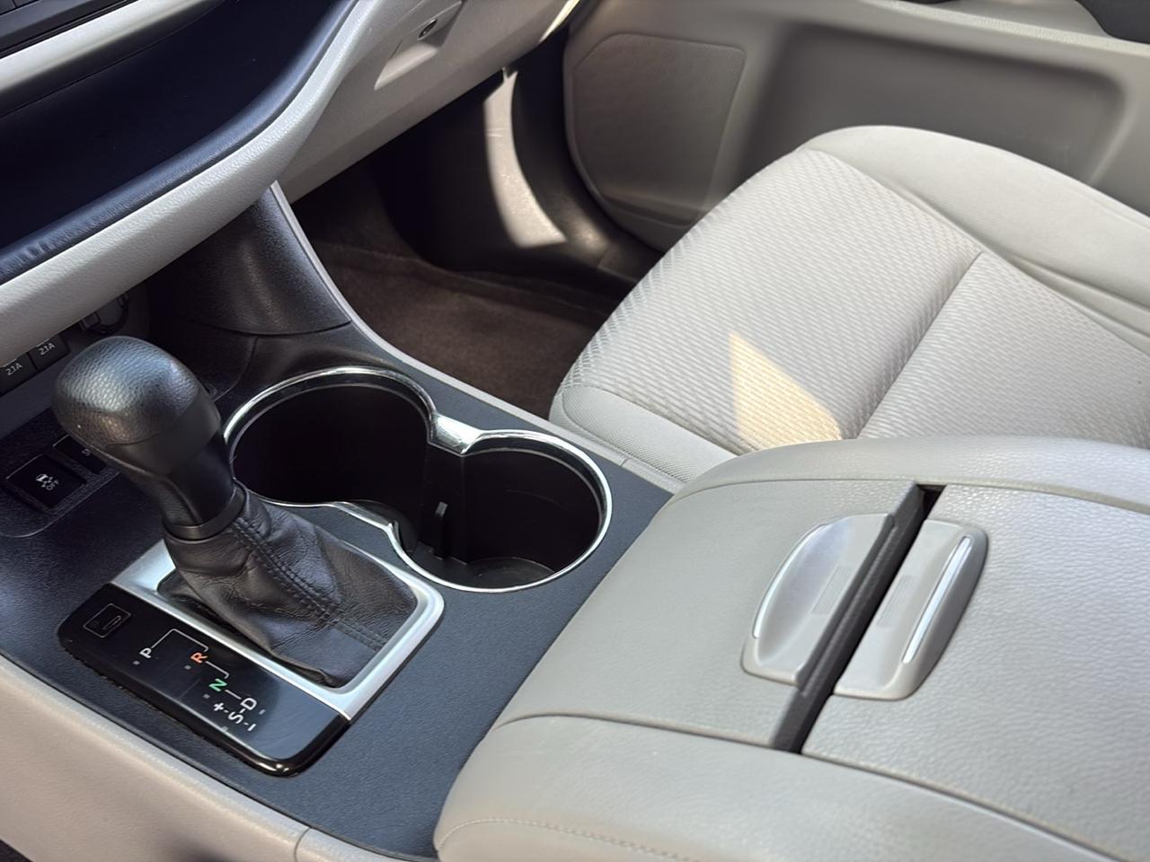 Toyota Highlander LE V6 FWD (Natl) 2017