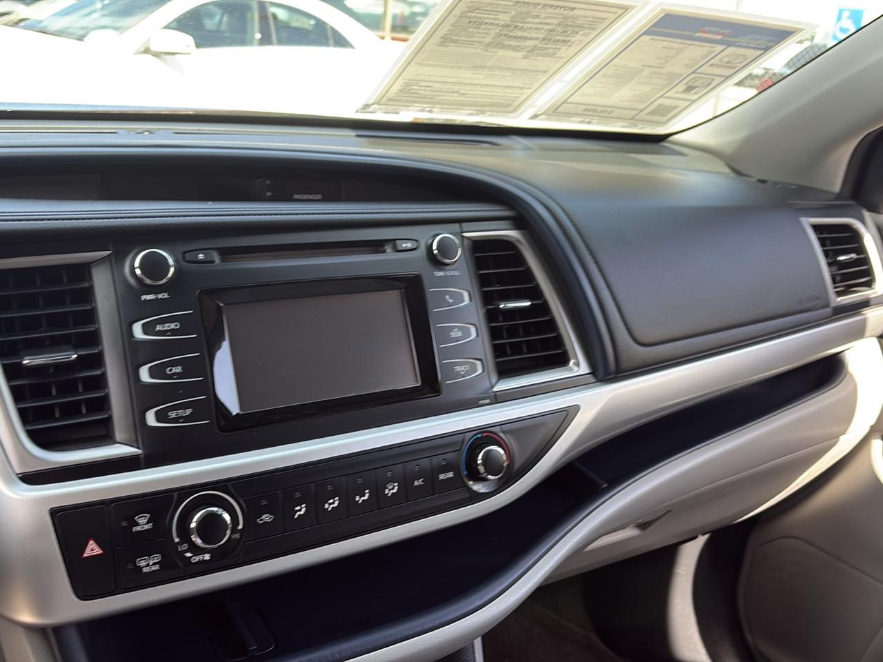 Toyota Highlander LE V6 FWD (Natl) 2017