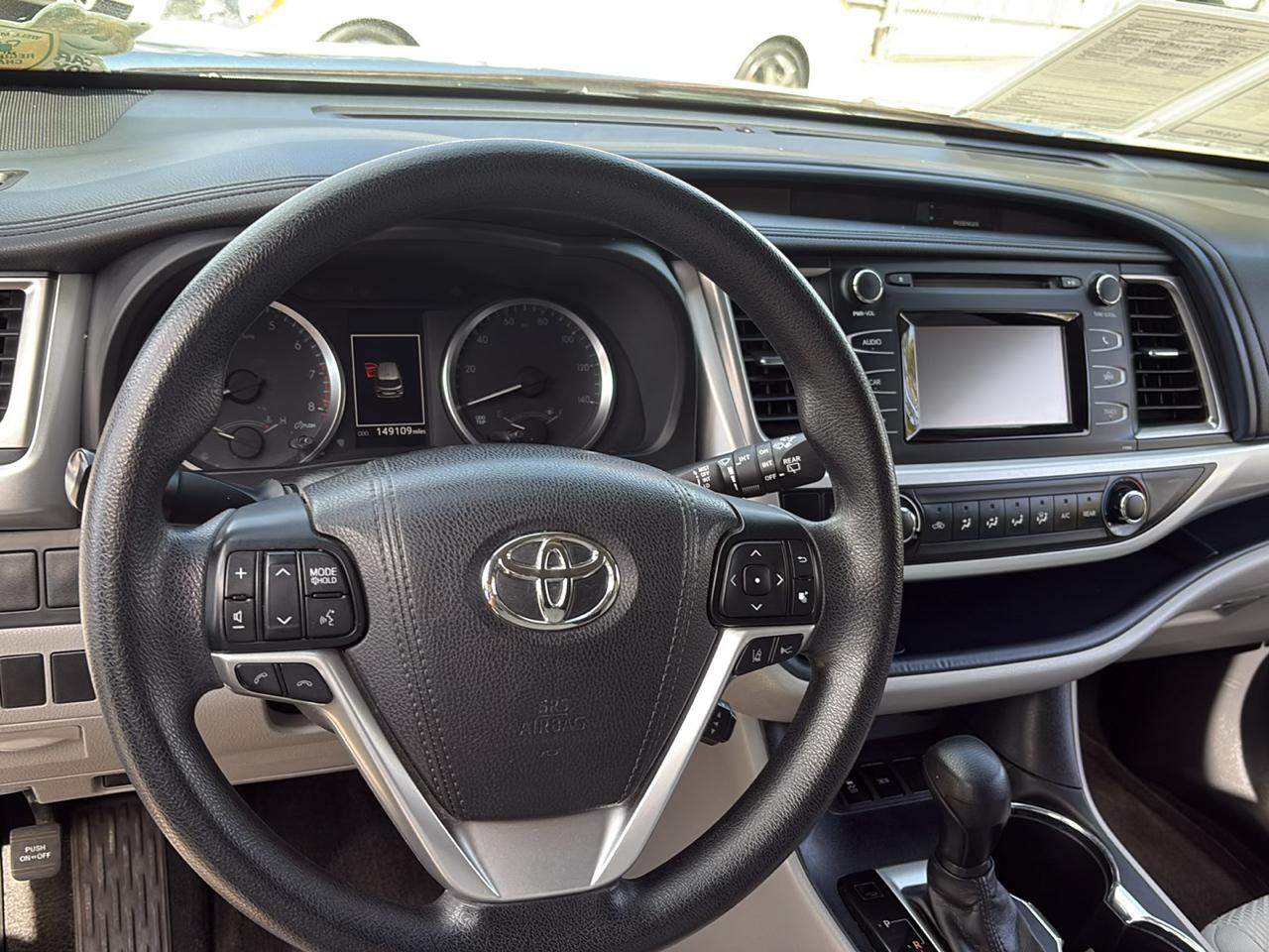 Toyota Highlander LE V6 FWD (Natl) 2017