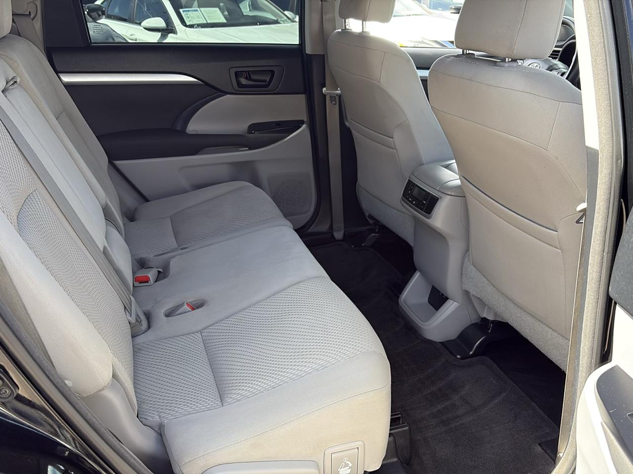 Toyota Highlander LE V6 FWD (Natl) 2017