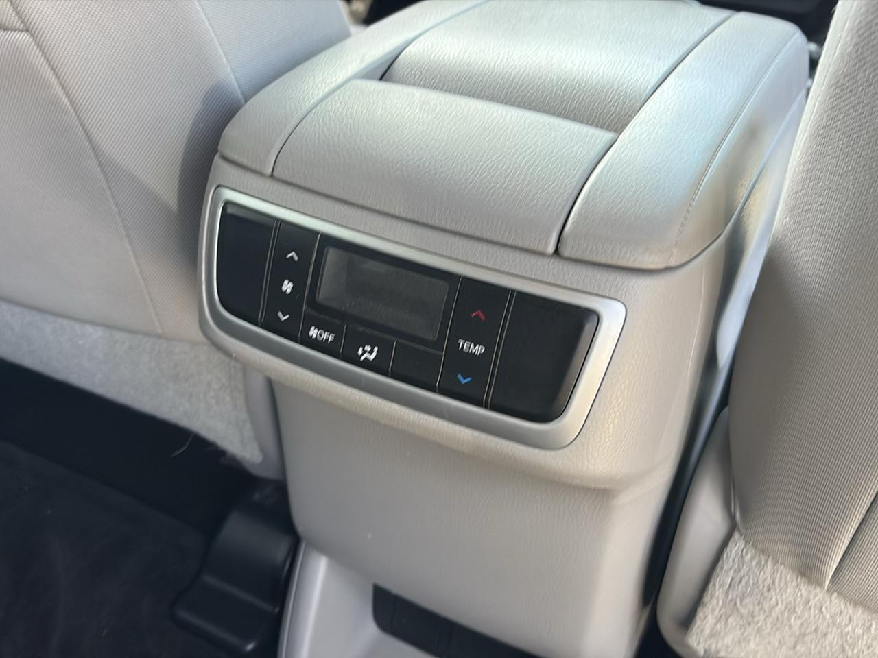 Toyota Highlander LE V6 FWD (Natl) 2017