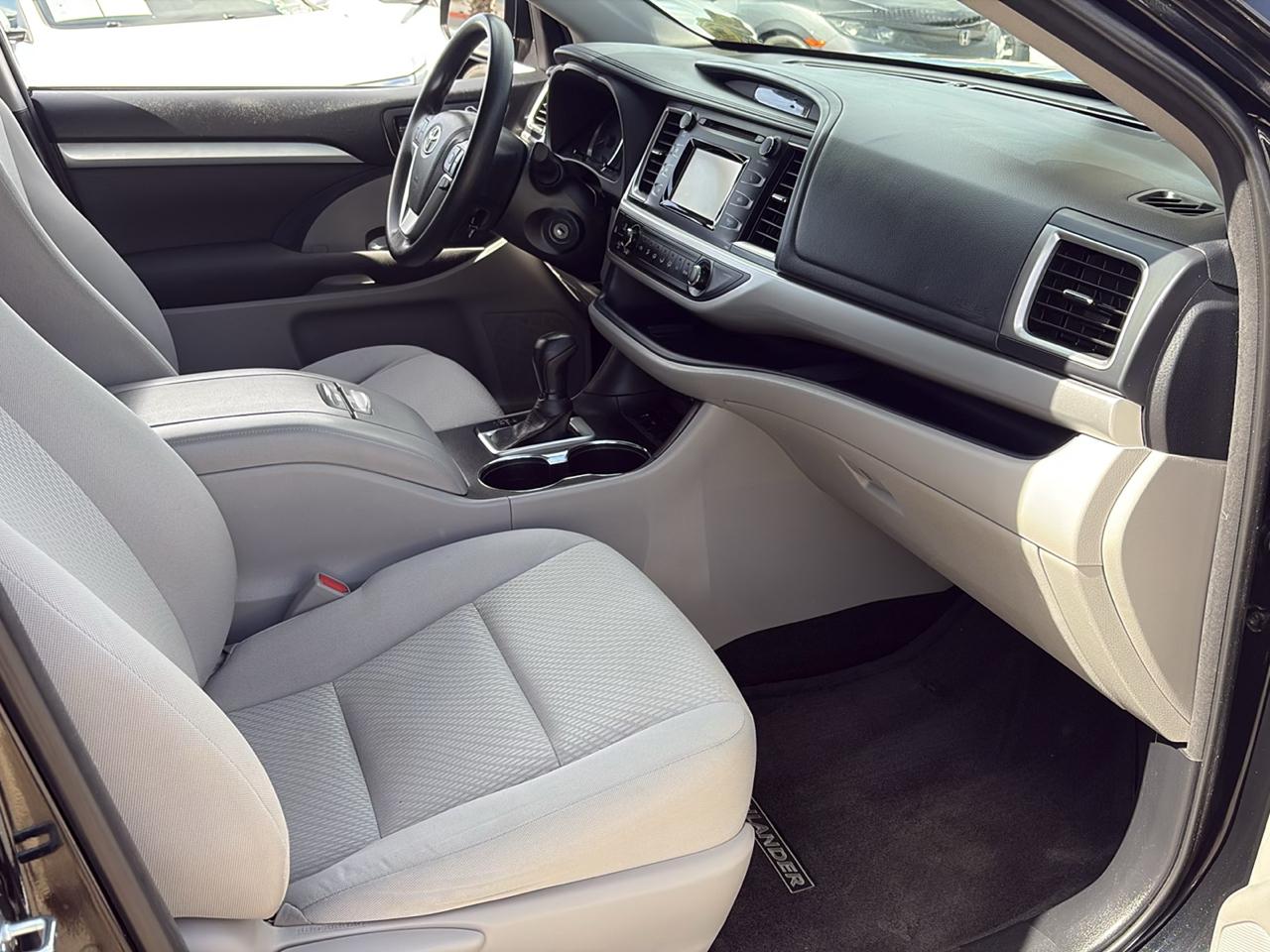 Toyota Highlander LE V6 FWD (Natl) 2017