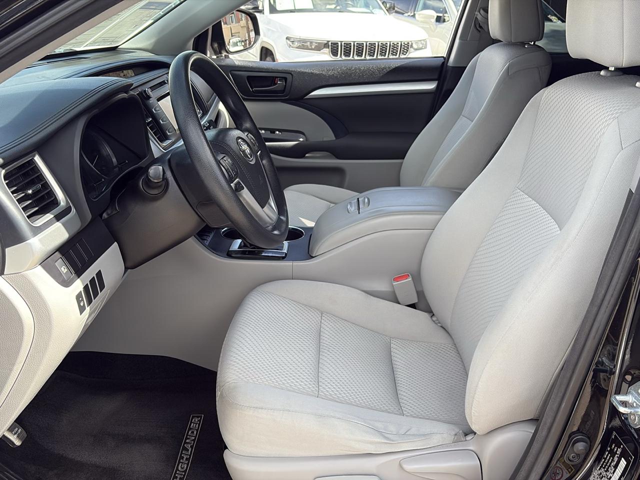 Toyota Highlander LE V6 FWD (Natl) 2017