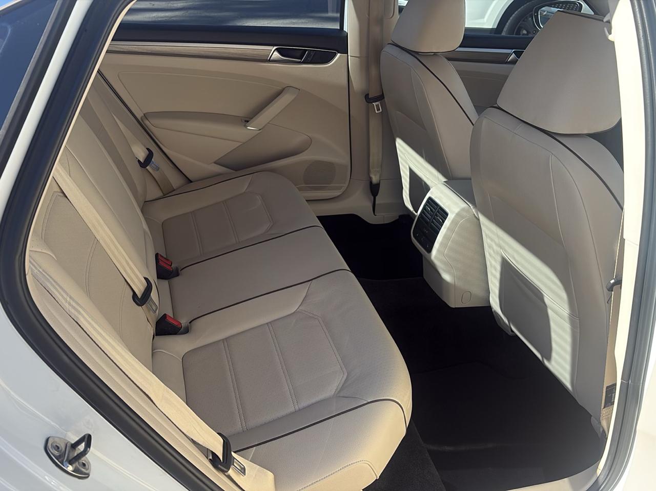 Volkswagen Passat 4dr Sdn 1.8T Auto SE PZEV 2016