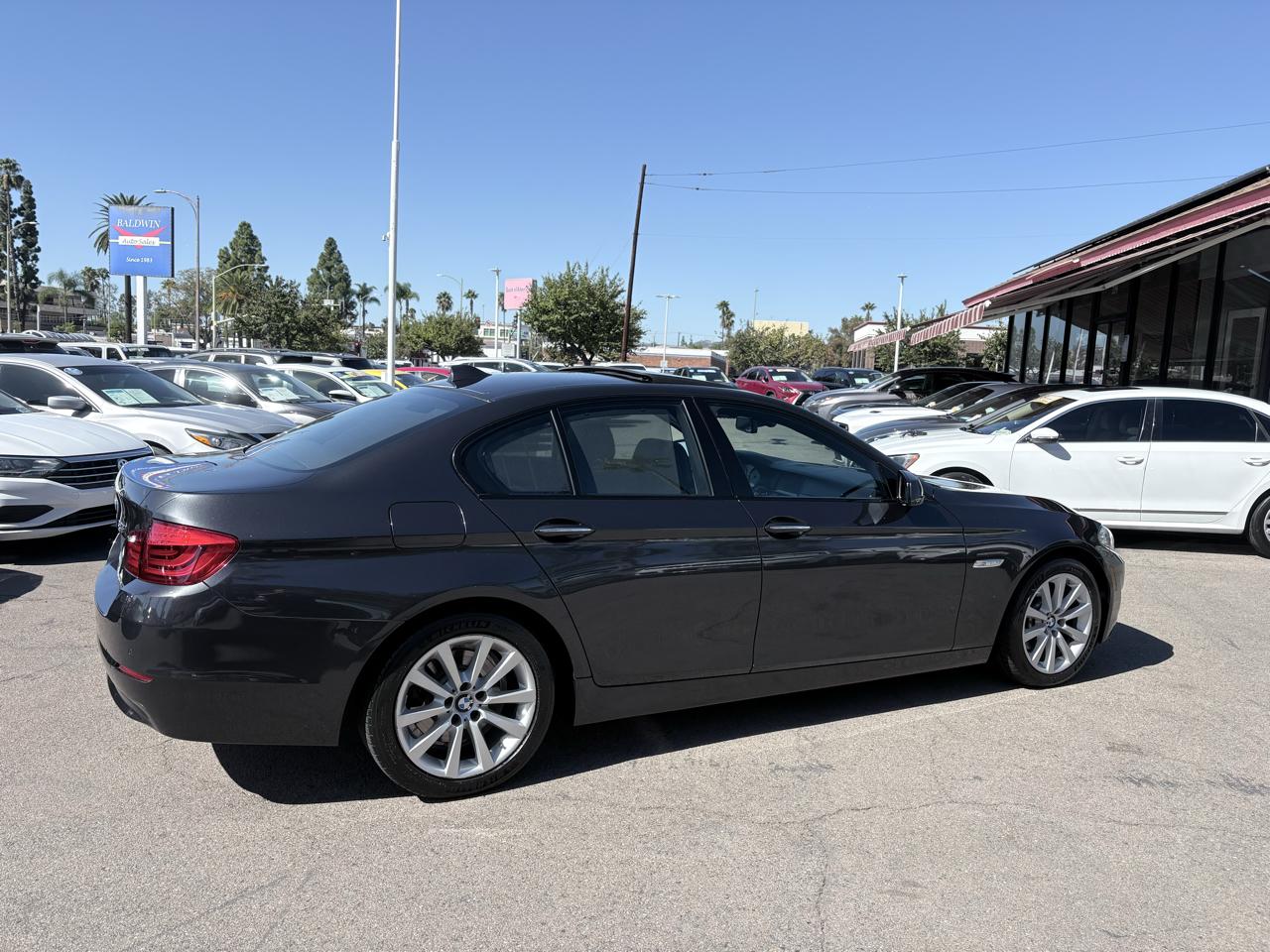 BMW 5 Series 4dr Sdn 528i RWD 2011