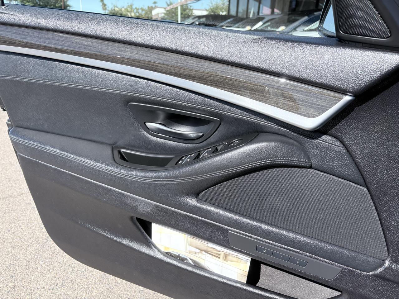 BMW 5 Series 4dr Sdn 528i RWD 2011