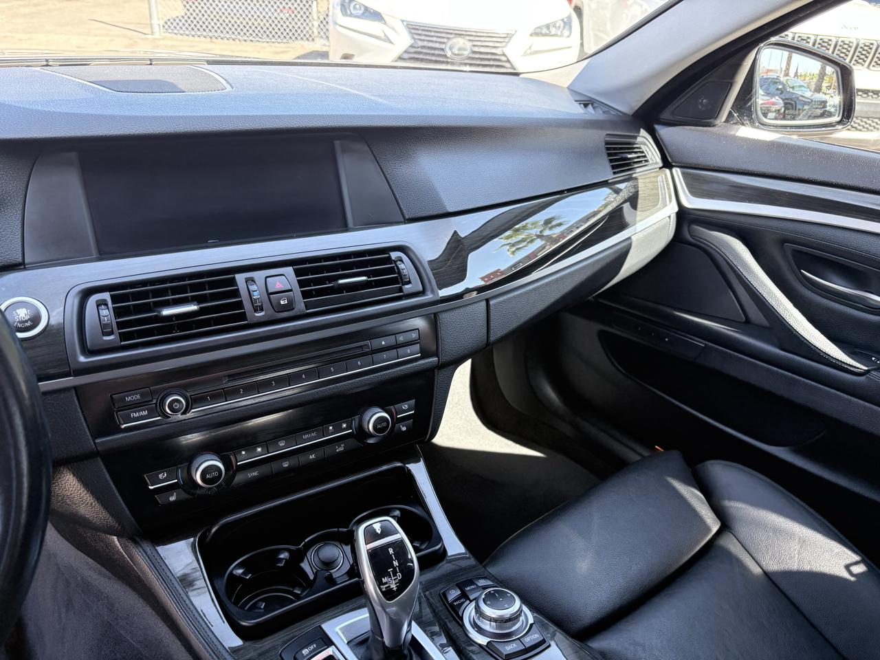 BMW 5 Series 4dr Sdn 528i RWD 2011
