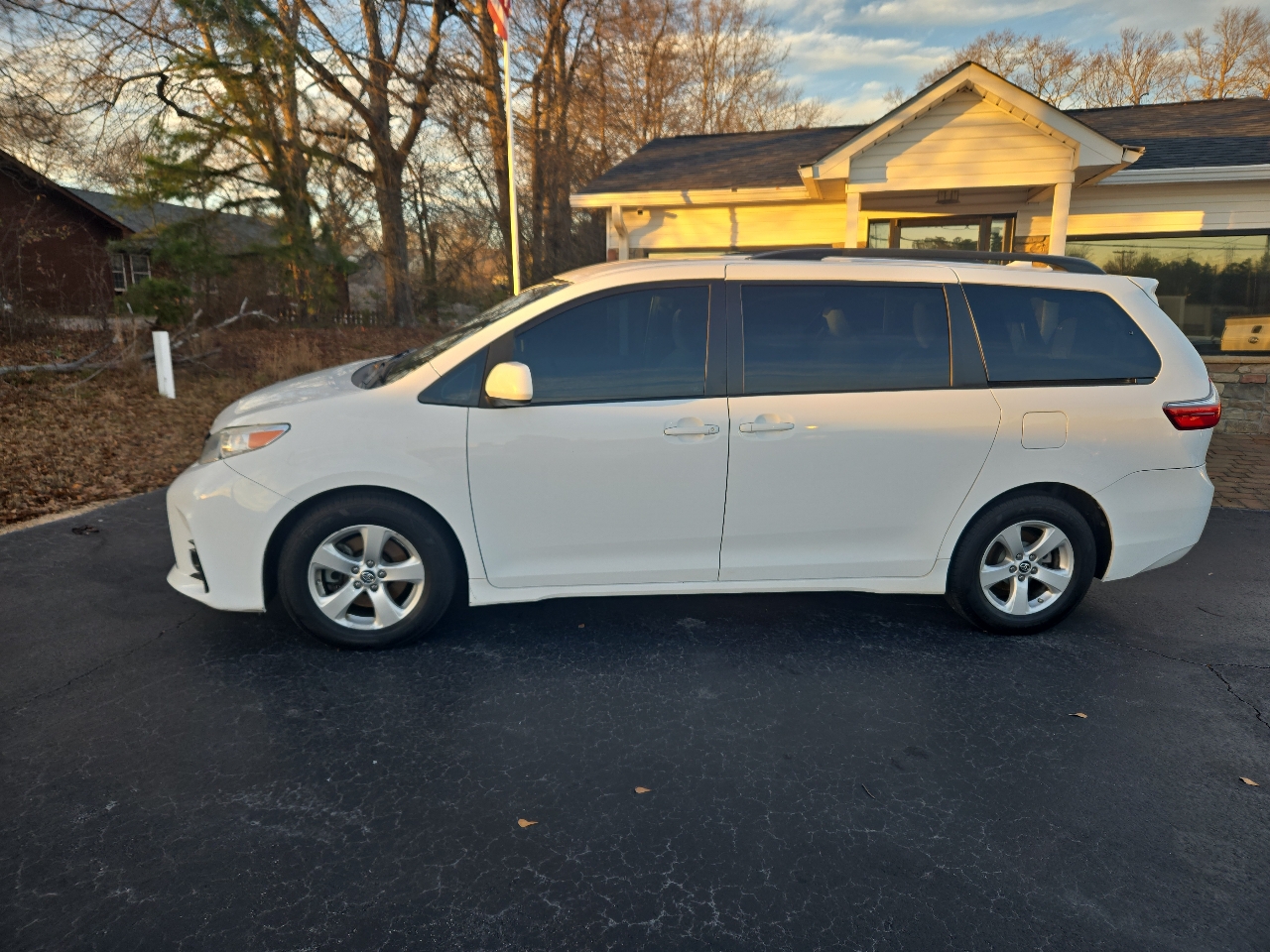 2020 Toyota Sienna LE 7 Passenger