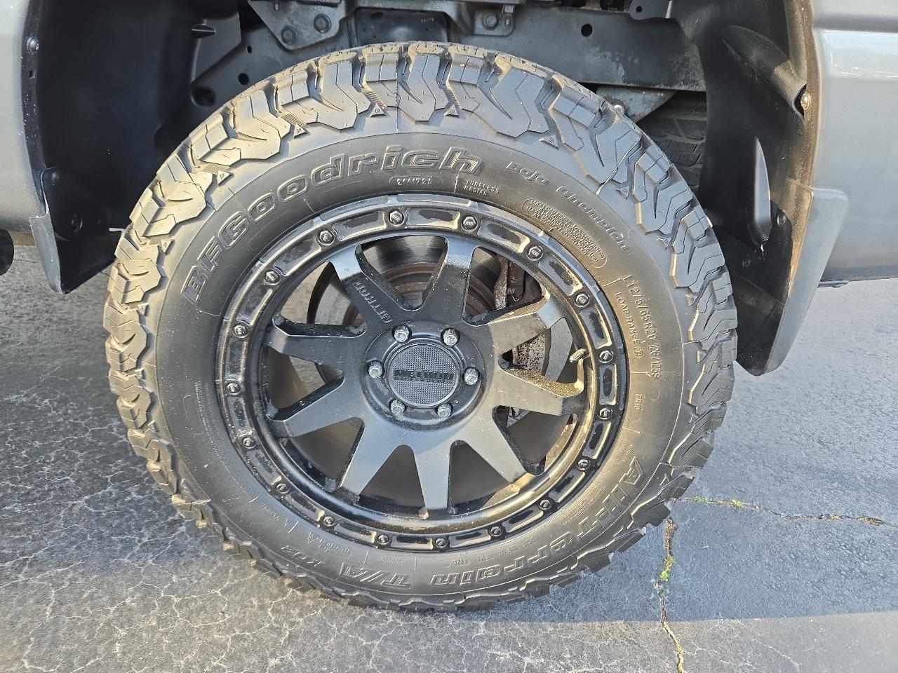 Nissan Titan XD 4WD Crew Cab SV Gas 2017