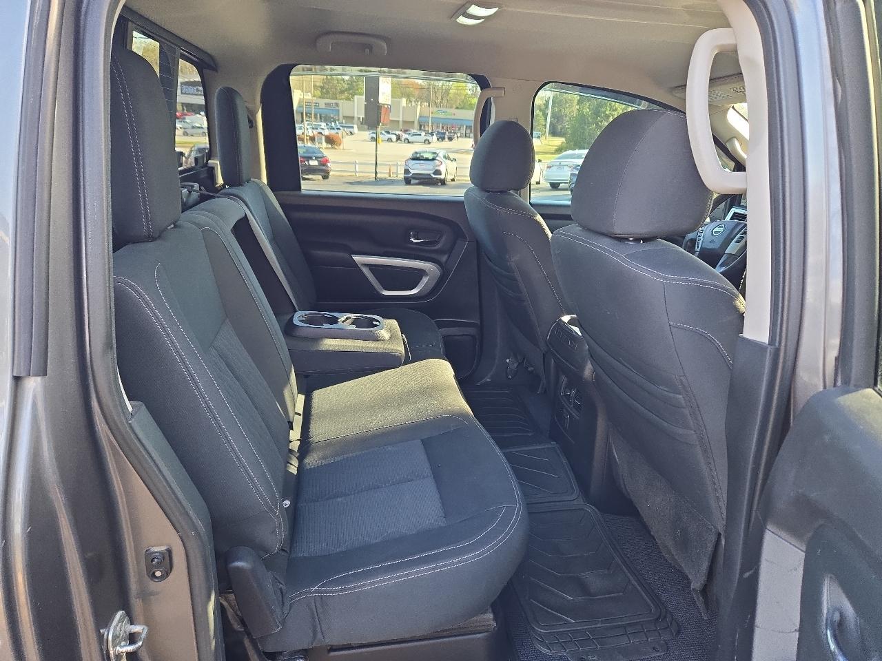 Nissan Titan XD 4WD Crew Cab SV Gas 2017