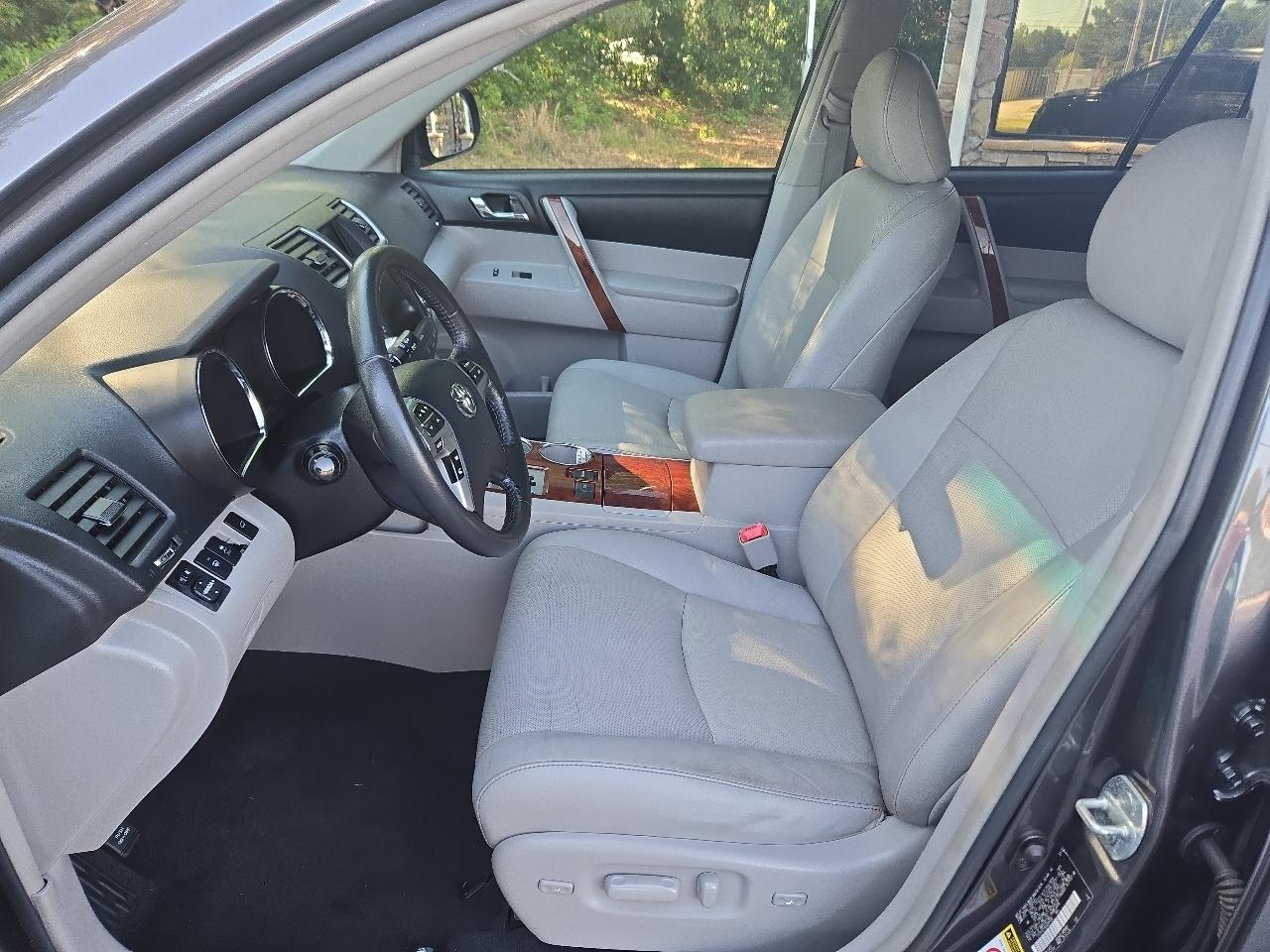 Toyota Highlander Limited 2WD 2012