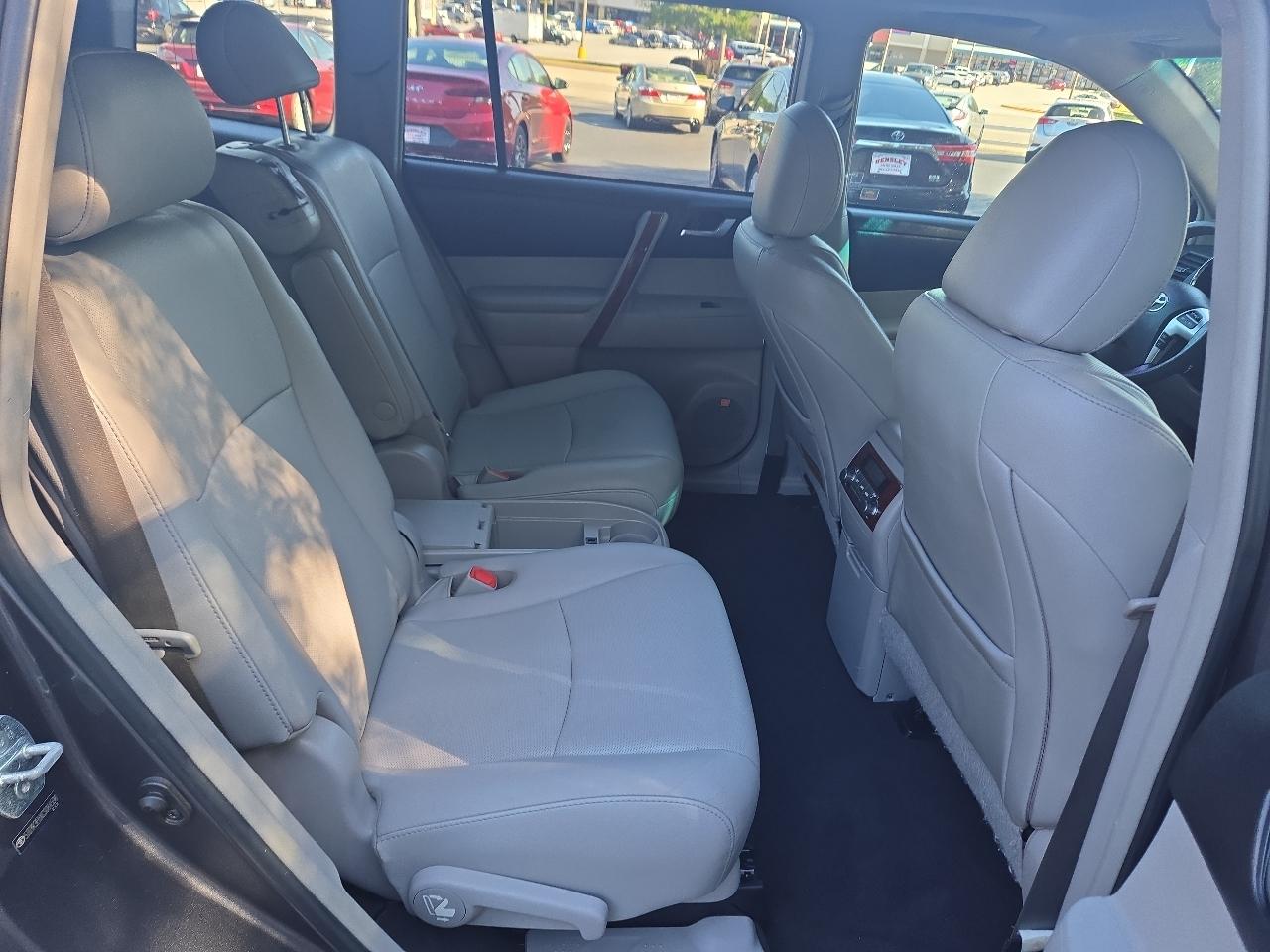 Toyota Highlander Limited 2WD 2012