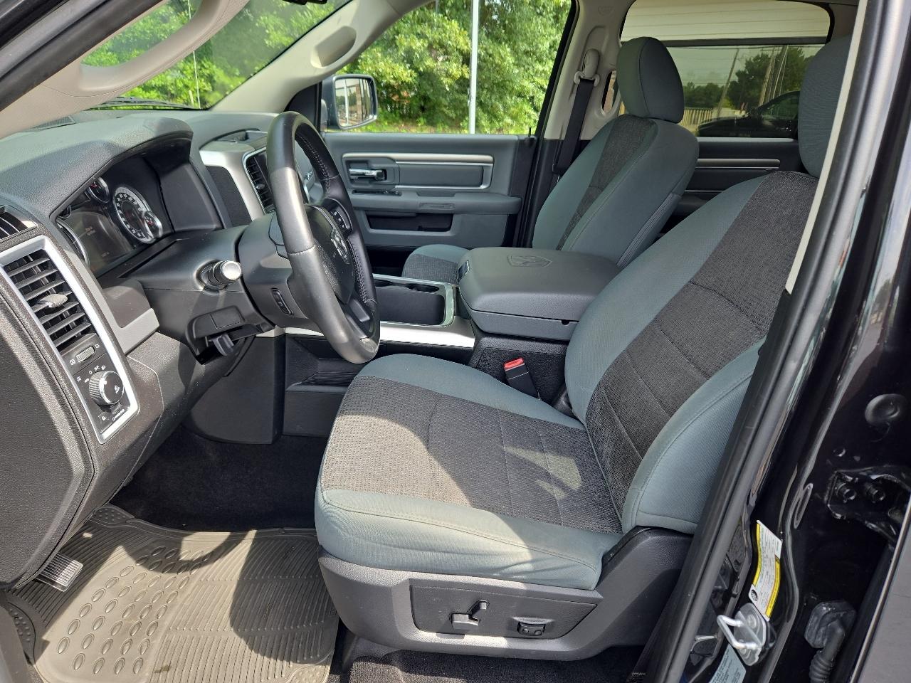 RAM 1500 Big Horn Crew Cab 4WD 2017