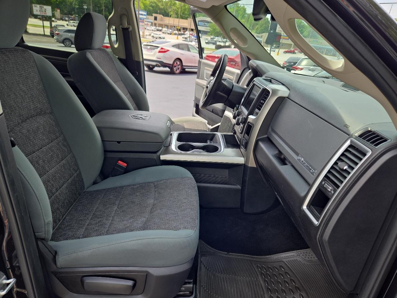 RAM 1500 Big Horn Crew Cab 4WD 2017