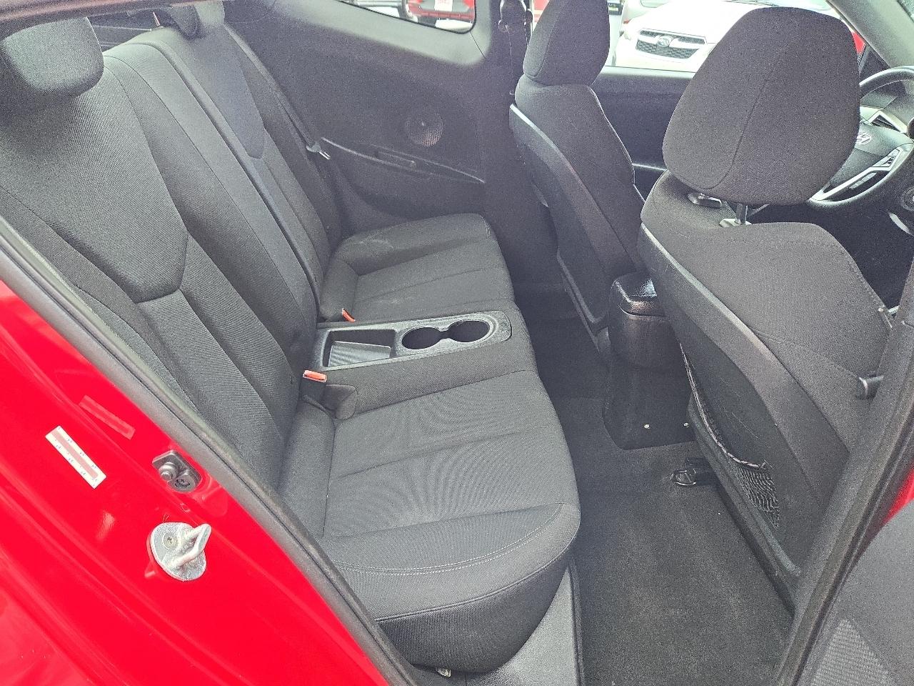 Hyundai Veloster Base 2015
