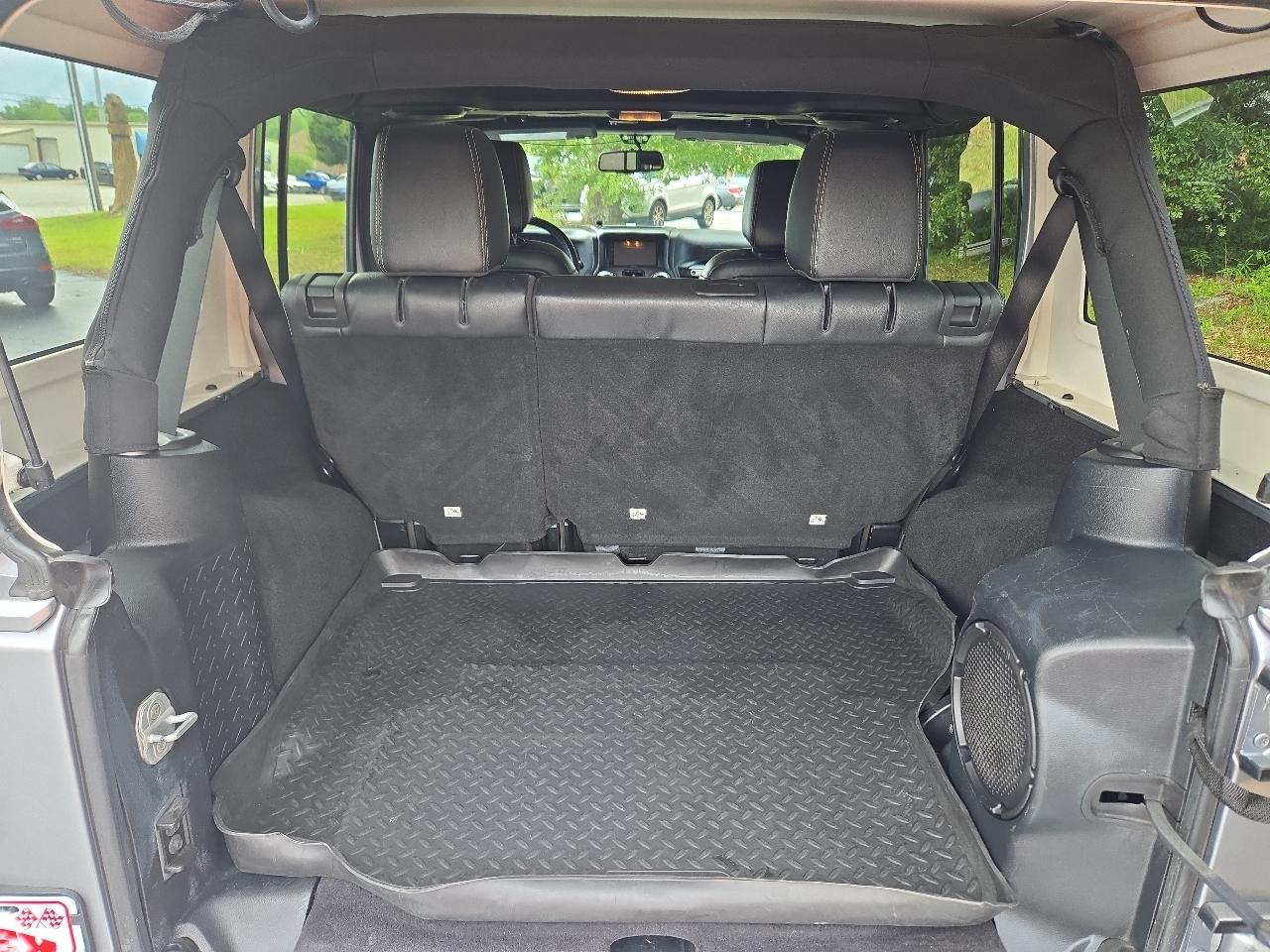 Jeep Wrangler Unlimited Sahara 4WD 2013