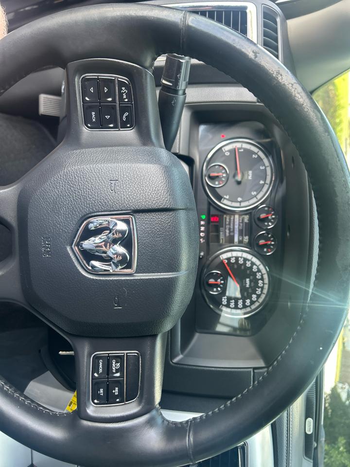 RAM 1500 Laramie Crew Cab 2WD 2012