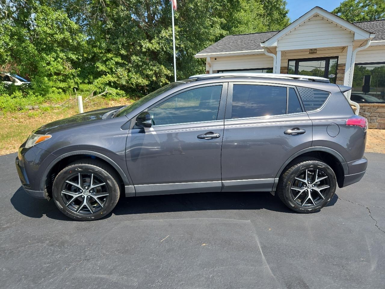 Toyota RAV4 SE FWD 2018