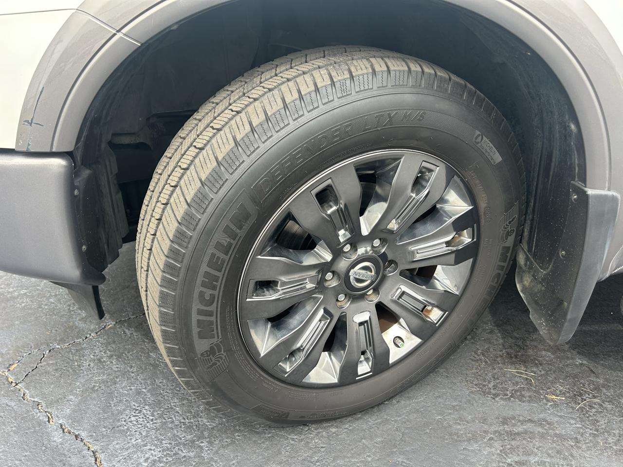 Nissan Titan Platinum Reserve Crew Cab 2WD 2017