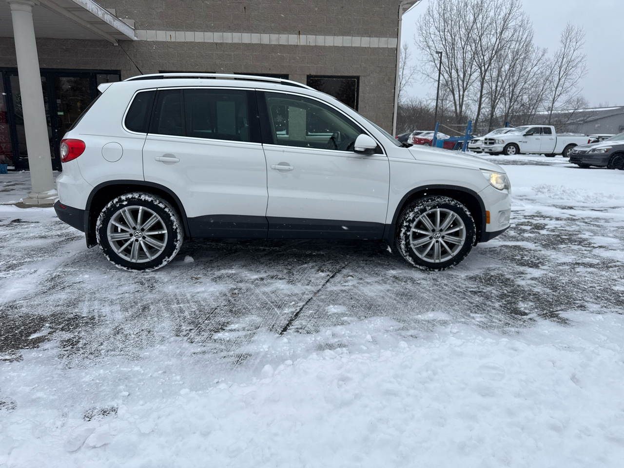 Volkswagen Tiguan 4WD 4dr S 4Motion 2011