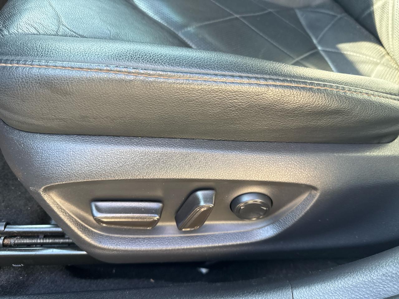 Toyota Camry Hybrid LE CVT (Natl) 2019