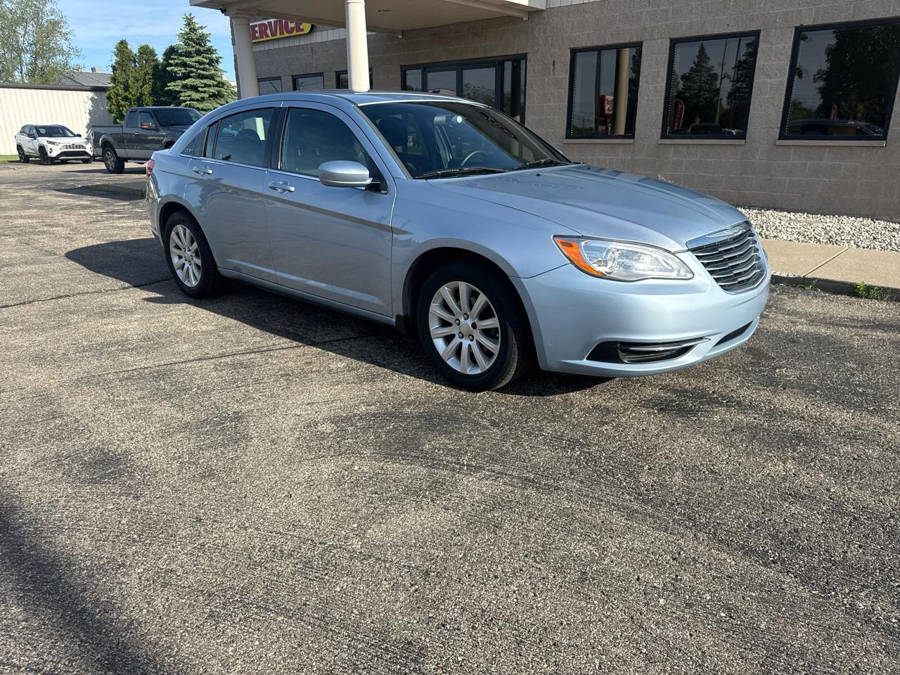 Chrysler 200 4dr Sdn Touring 2012