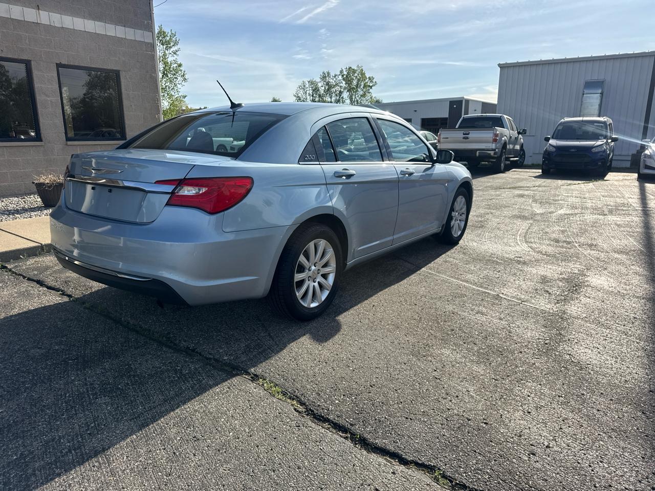 Chrysler 200 4dr Sdn Touring 2012
