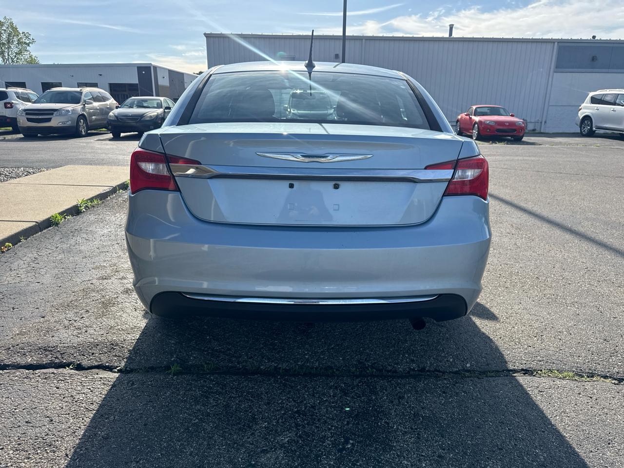 Chrysler 200 4dr Sdn Touring 2012