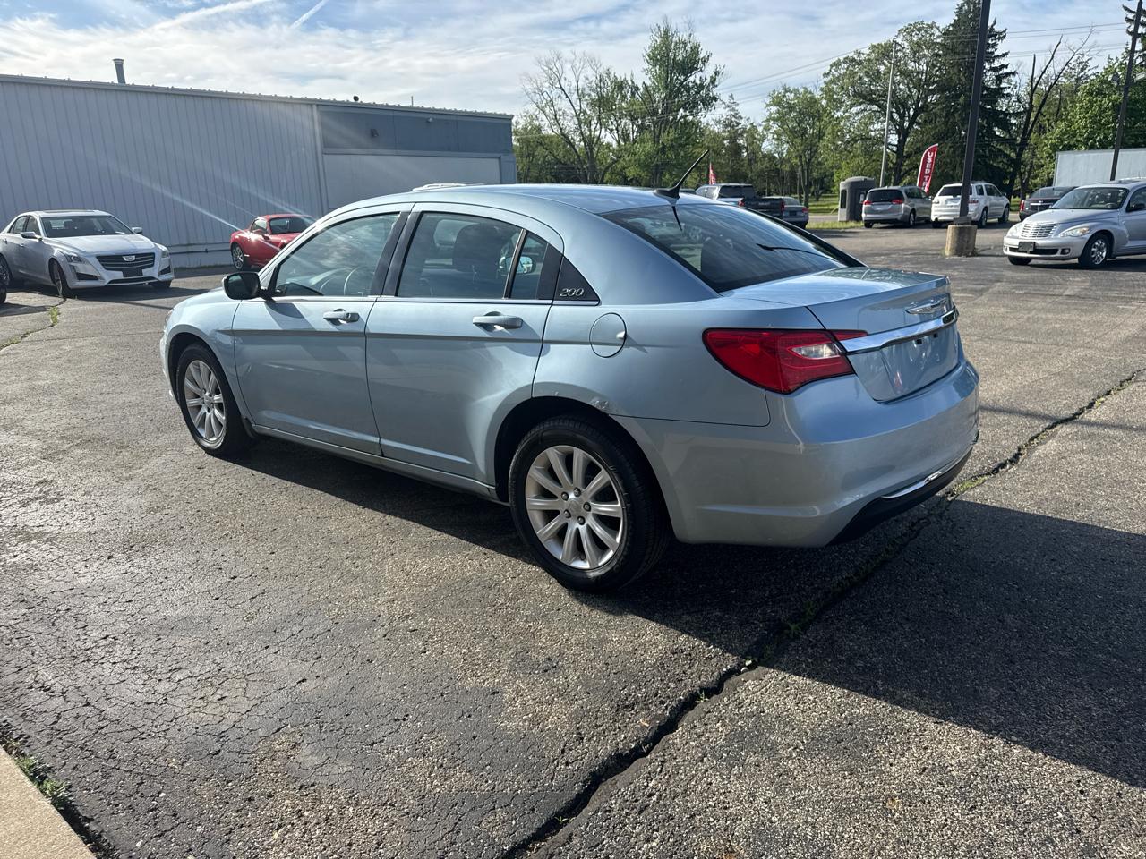 Chrysler 200 4dr Sdn Touring 2012