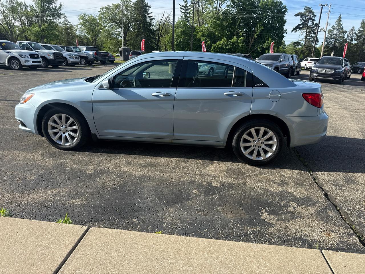Chrysler 200 4dr Sdn Touring 2012