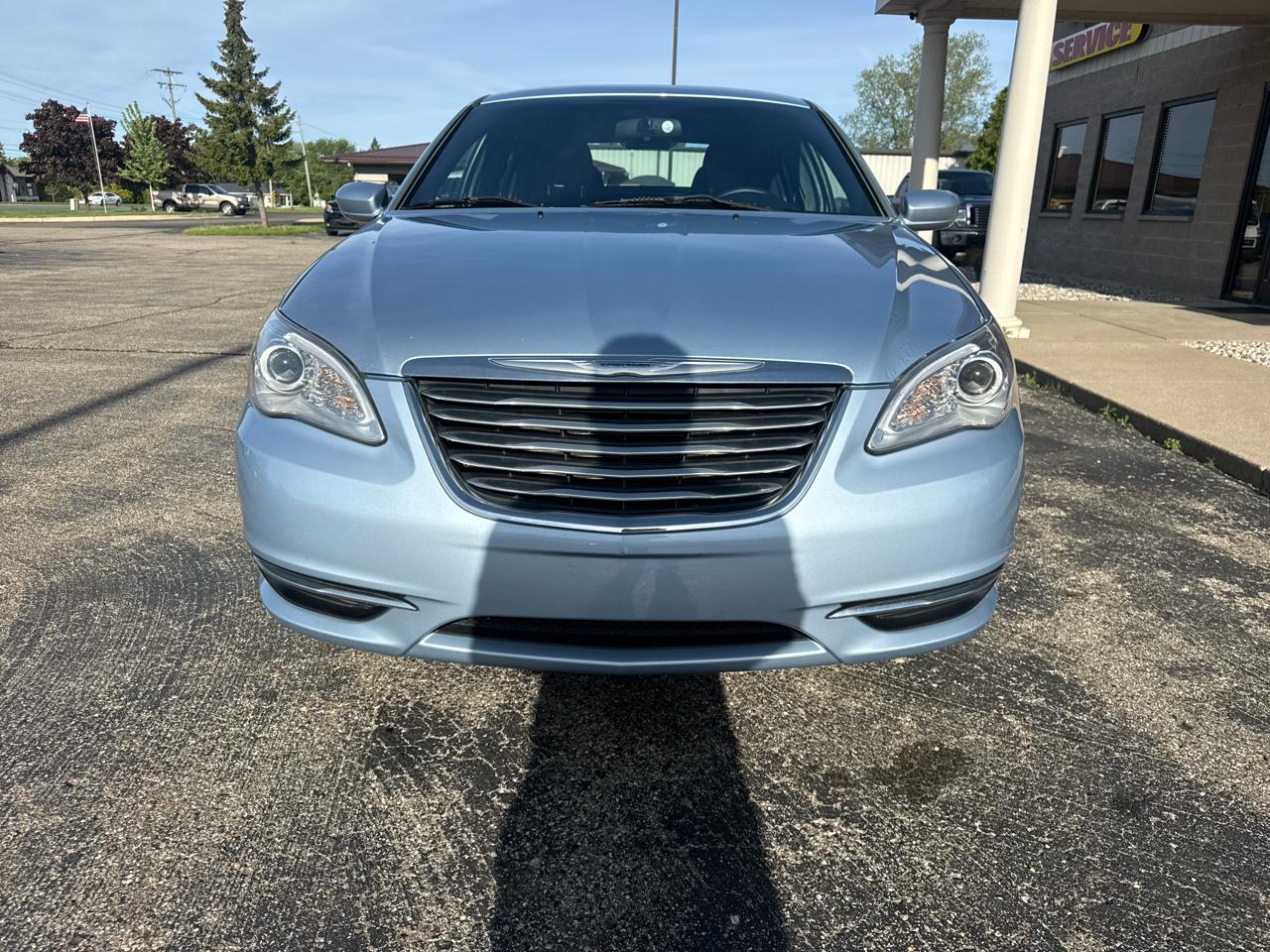 Chrysler 200 4dr Sdn Touring 2012