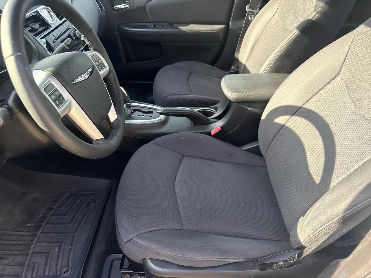 Chrysler 200 4dr Sdn Touring 2012