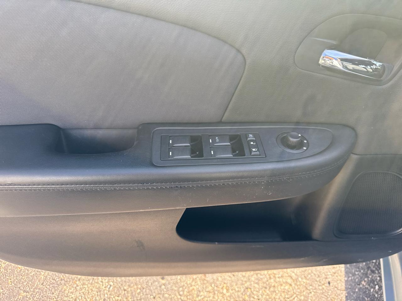 Chrysler 200 4dr Sdn Touring 2012