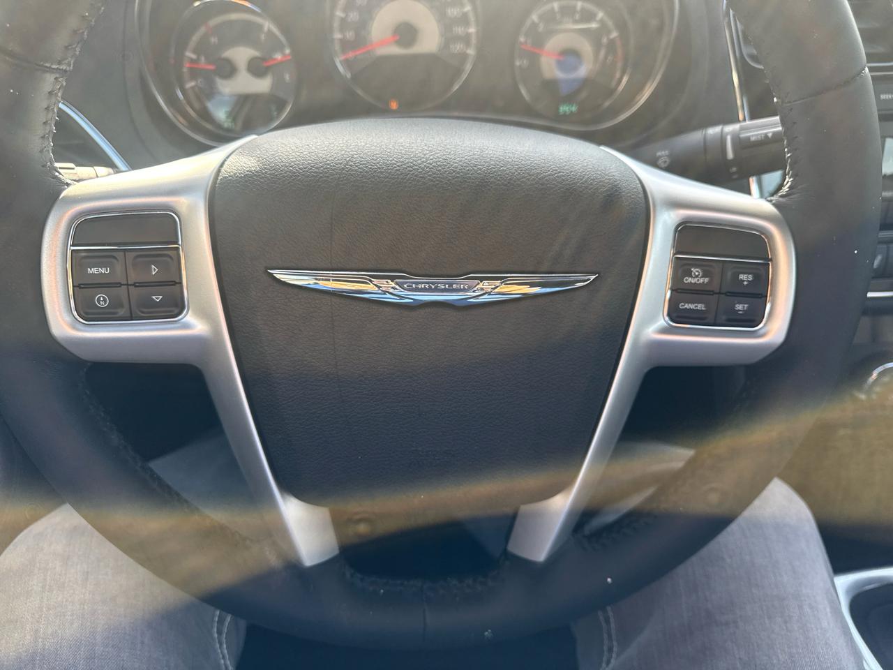 Chrysler 200 4dr Sdn Touring 2012