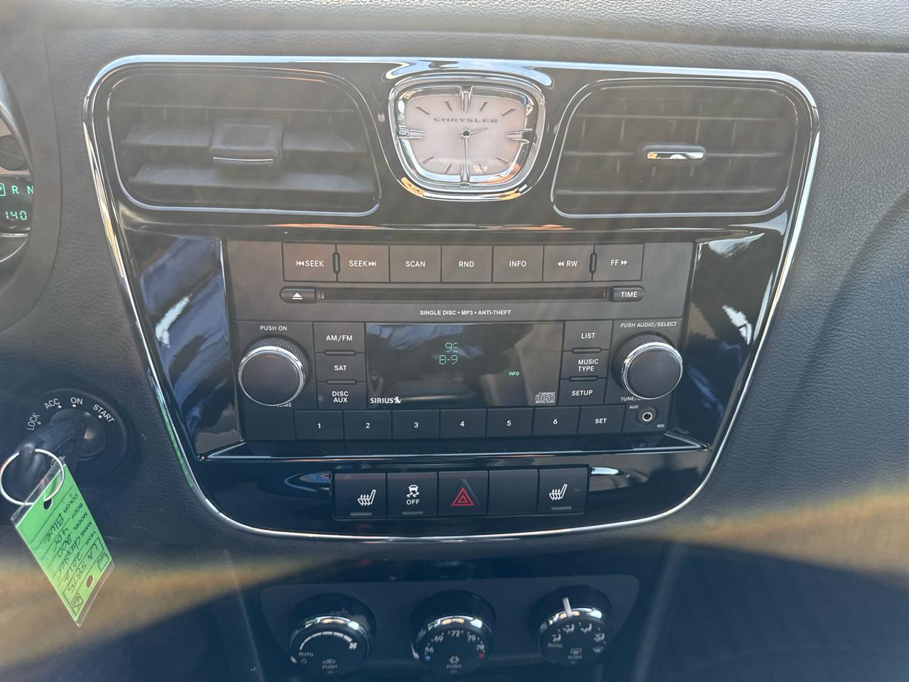 Chrysler 200 4dr Sdn Touring 2012