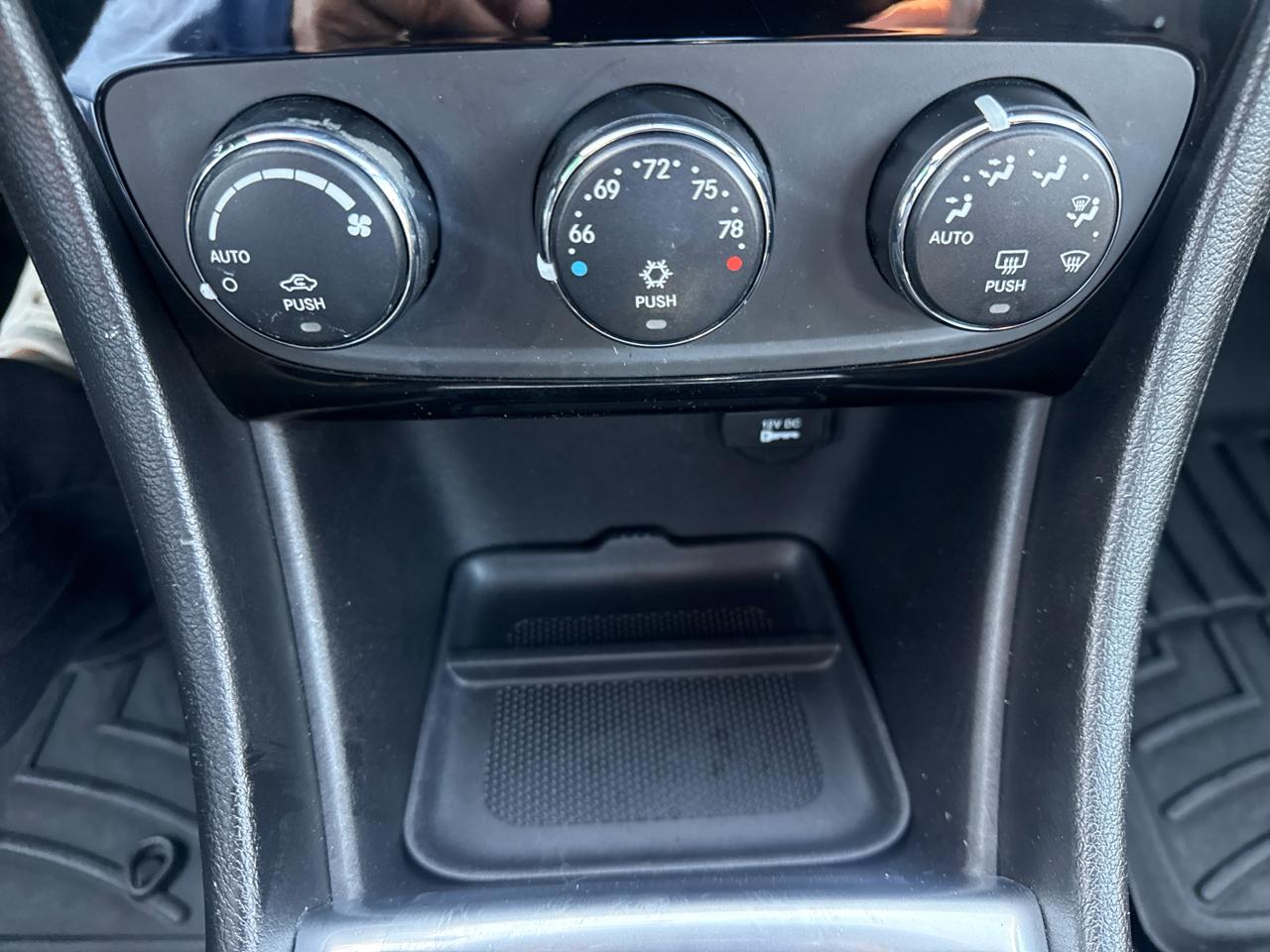 Chrysler 200 4dr Sdn Touring 2012