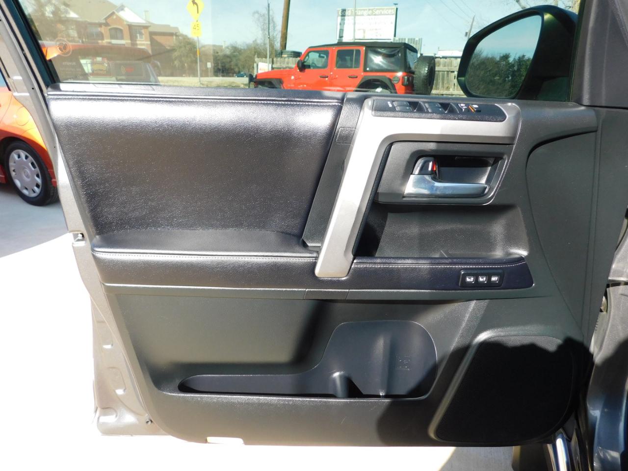 Toyota 4Runner RWD 4dr V6 SR5 (Natl) 2016